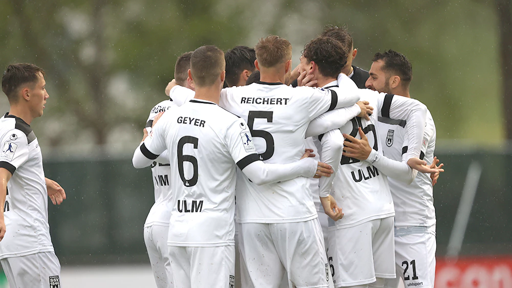 Ulmer Fußballer freuen sich über den 4:0 Sieg gegen Balingen — © SSV Ulm 1846 Fußball