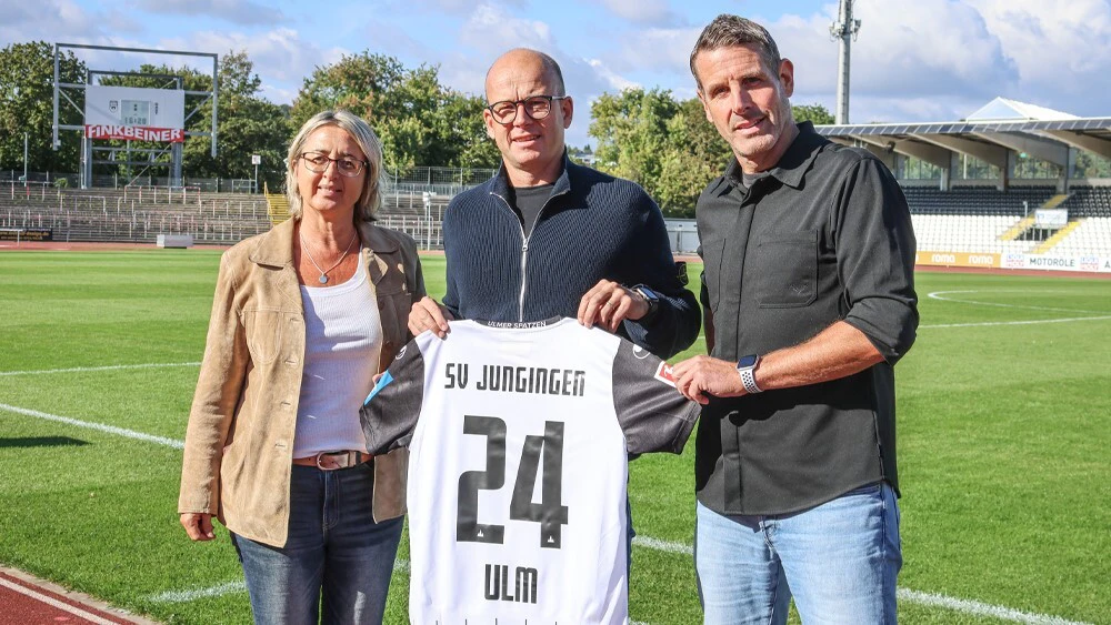 Gabi Baiker (Abteilungsleiterin Frauenfussball, SV Jungingen), SSV-Geschäftsführer Markus Thiele, Matthias Junginger (Abteilungsleiter Fussball, SV Jungingen)