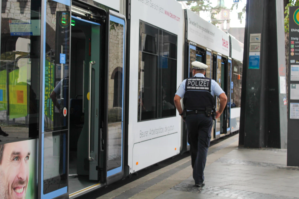 Polizeikontrolle zur Einhaltung der Maskenpflicht am Ehinger Tor