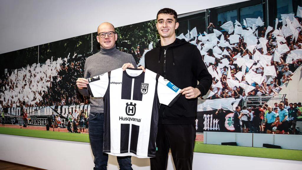 SSV-Geschäftsführer Markus Thiele und Thomas Kastanaras mit Kastanaras' zukünftigem Trikot bei der Spielervorstellung — © SSV Ulm 1846 Fußball