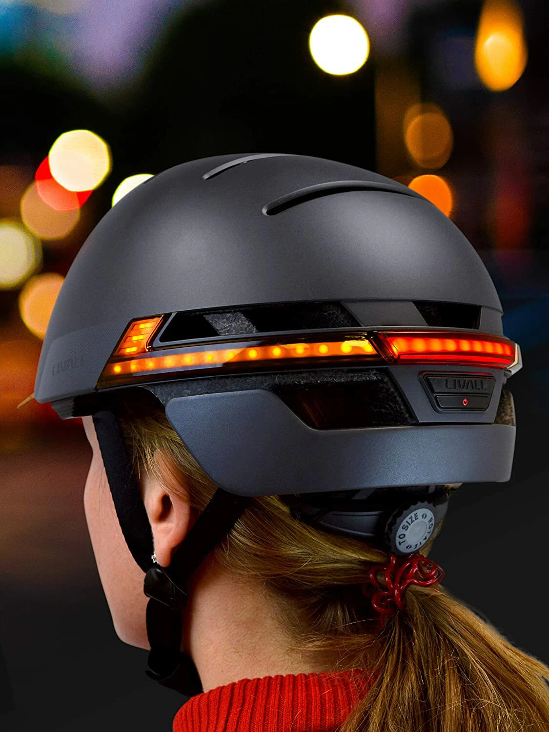 Ein Fahrradhelm mit LED Lichtern — © LIVALL Fahrradhelm, Amazon