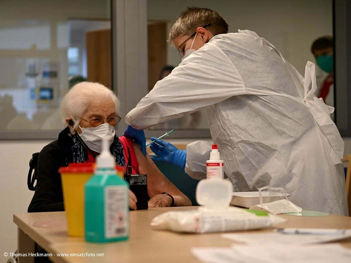 Erste Impfung in Ulm für 103-jährige Hedwig Grubbauer — © Thomas Heckmann