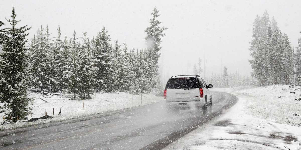 Ein Auto fährt auf einer schneebedeckten Straße