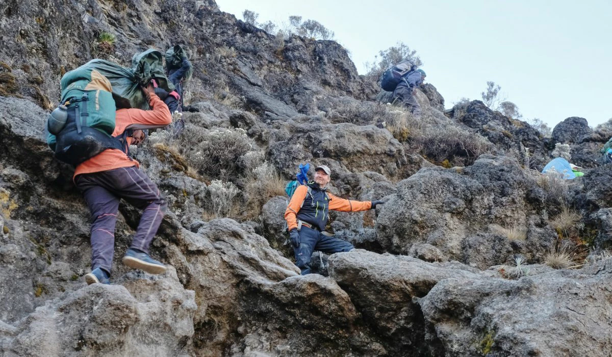 Filmbild aus: Wie man auf den Kilimanjaro steigt – mit und ohne Krücken — © Michael Scheyer