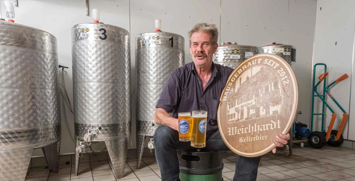 Café Weichhardt Besitzer Mecky Marxen mit seinem eigenen Bier