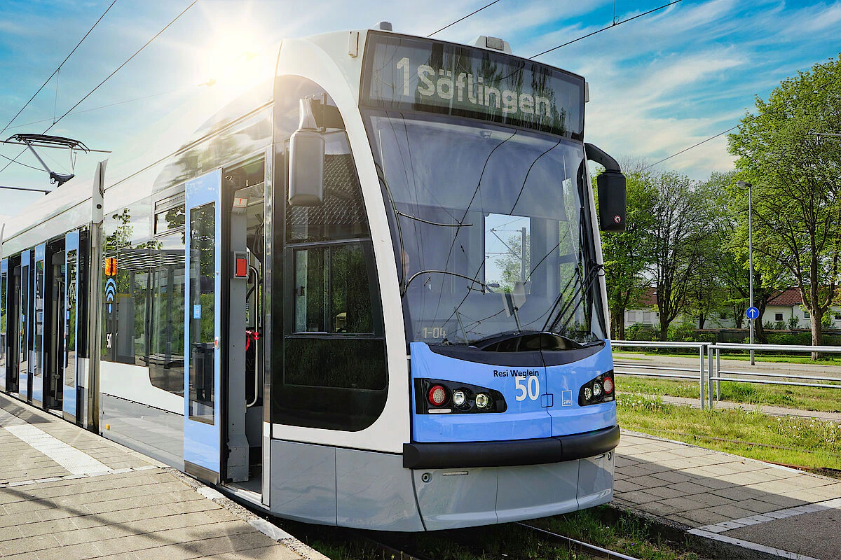 Ulmer Straßenbahnfahrzeug vom Typ Combino — © SWU
