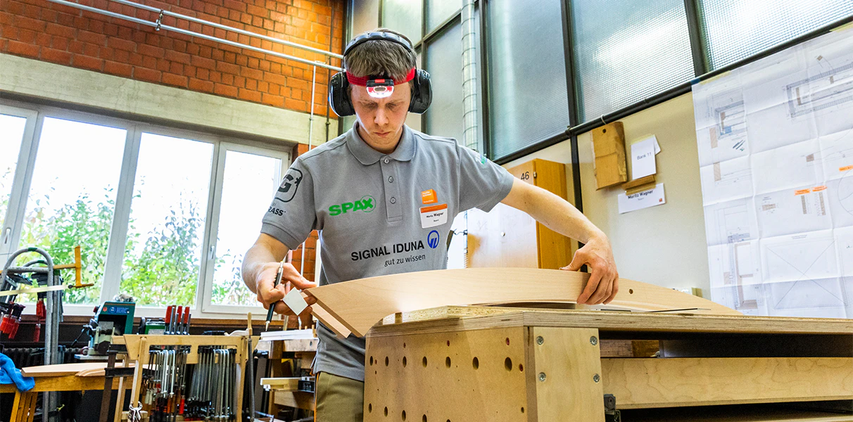 Moritz Wagner ist Deutscher Meister im Tischler- und Schreinerhandwerk — © TSD/art-pix.com