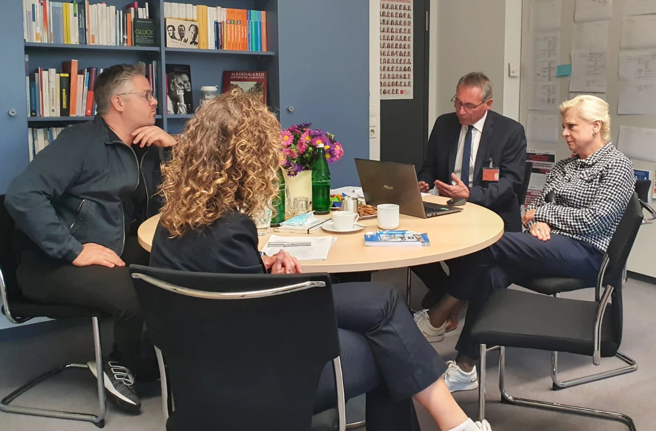 Hilde Mattheis (rechts) und Thomas Kayser (2. von rechts) im virtuellen Gespräch mit der Bundesnetzagentur — © Büro Hilde Mattheis, MdB