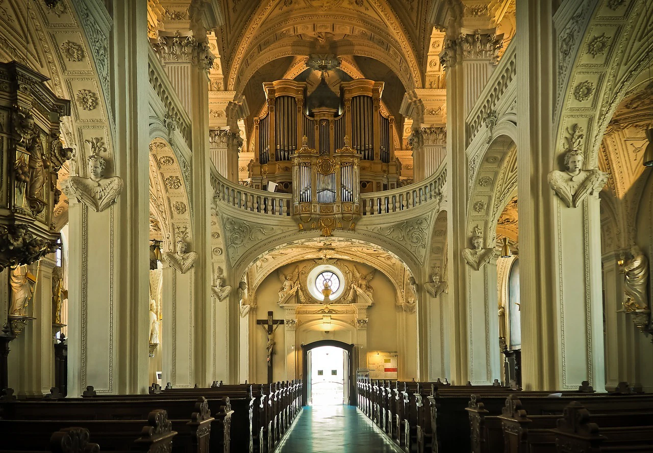 Kirche mit Orgel