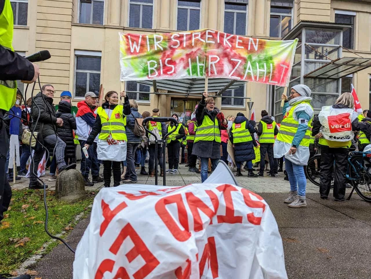 Galerie: Großer Demozug durch Ulm - Warnstreik an der Uniklinik — © privat