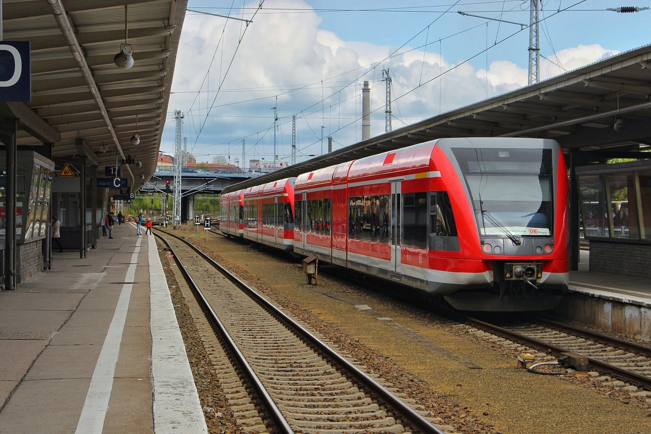 Ein Zug im Bahnhof wartend