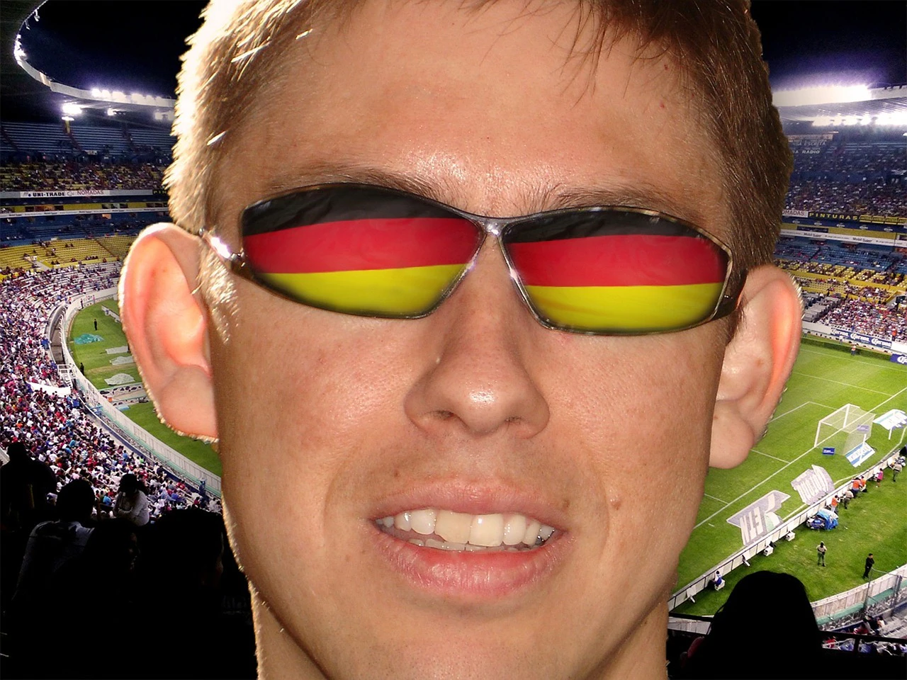Symbolbild zur Fußball-EM 2024: Mann mit Brille in schwarz-rot-gold mag Fußball und sieht auch so aus.