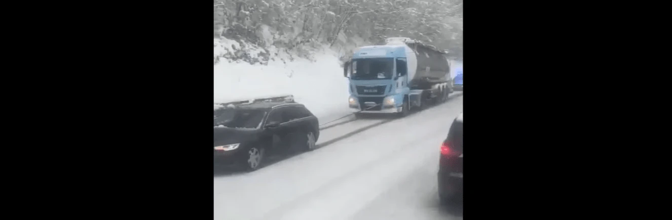 Ein Audi schleppt im Schneechaos einen LKW ab — © Screenshot WhatsApp-Video