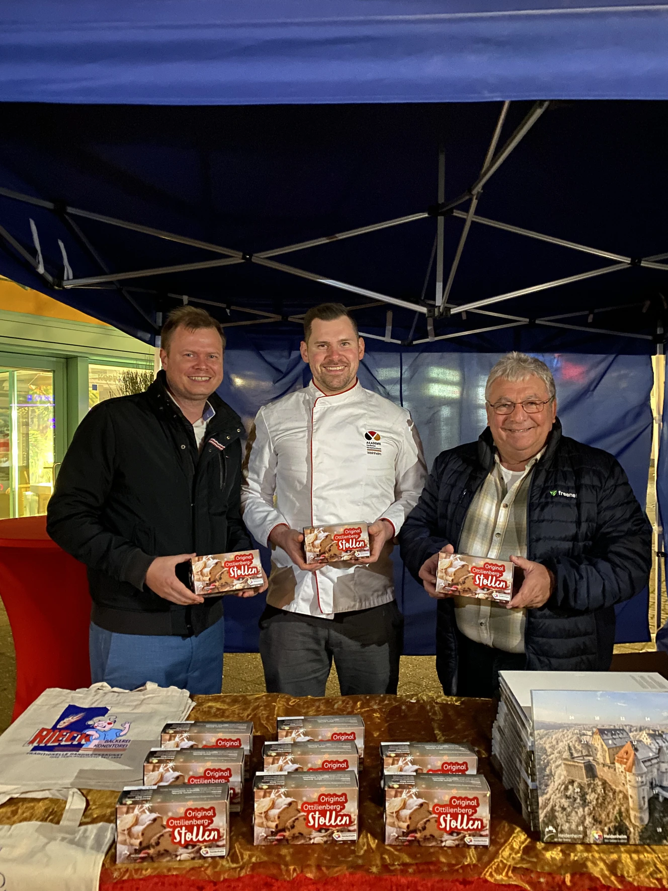 Weihnachtsstollen zugunsten der Aktion Schneeflocke — © Stadt Heidenheim