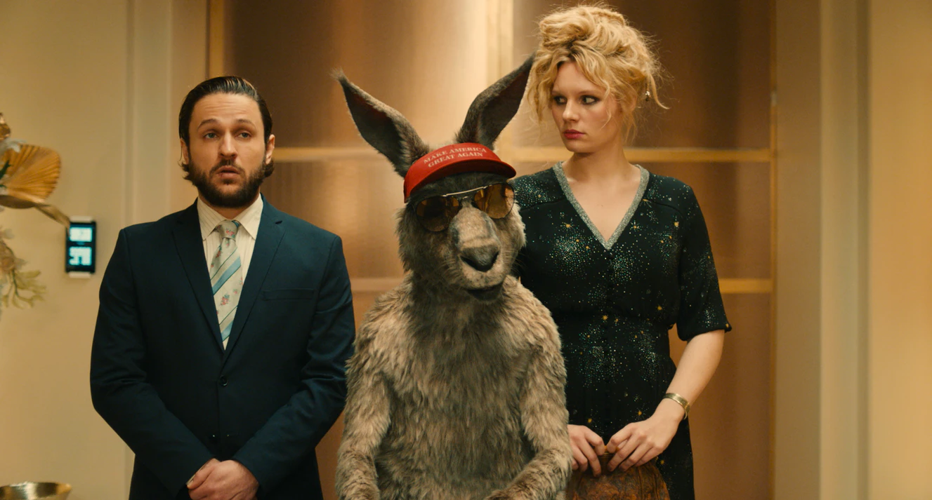 Känguru mit Sonnenbrille und Hut, daneben ein Mann im Anzug und eine Frau im Abendkleid — © X Filme, X Verleih