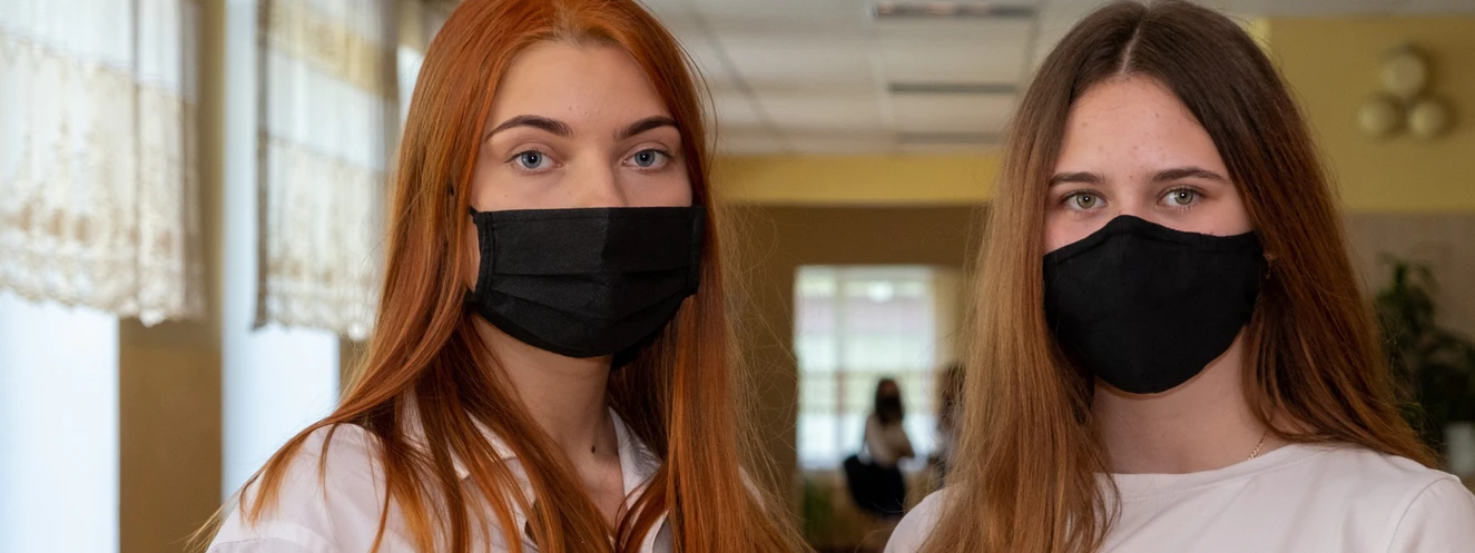 Zwei Schülerinnen mit Maske — © Symbolbild