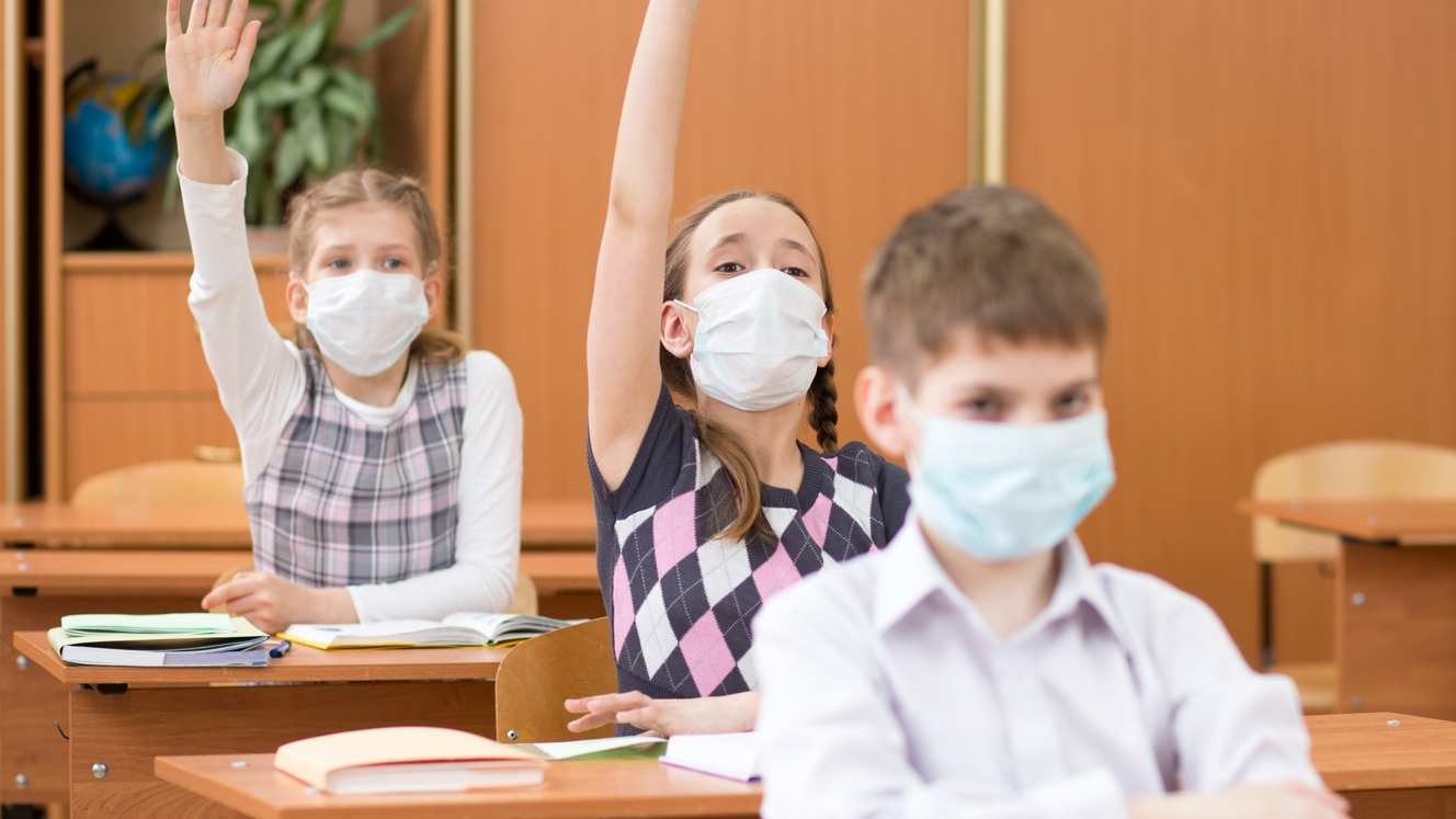 Menschen mit Masken im Alltag