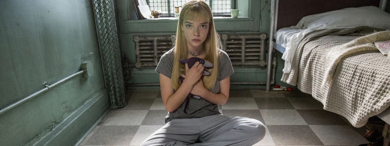 The New Mutants Filmbild, Mädchen sitzt auf dem Boden — © The Walt Disney Company