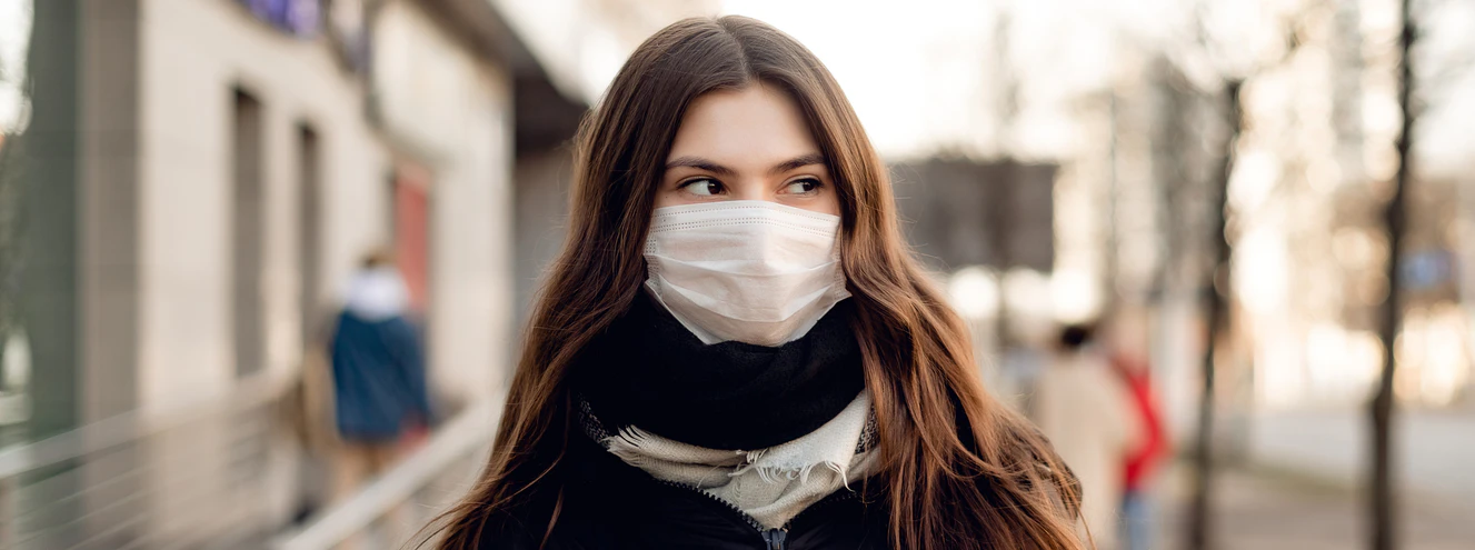Eine Schülerin mit Maske