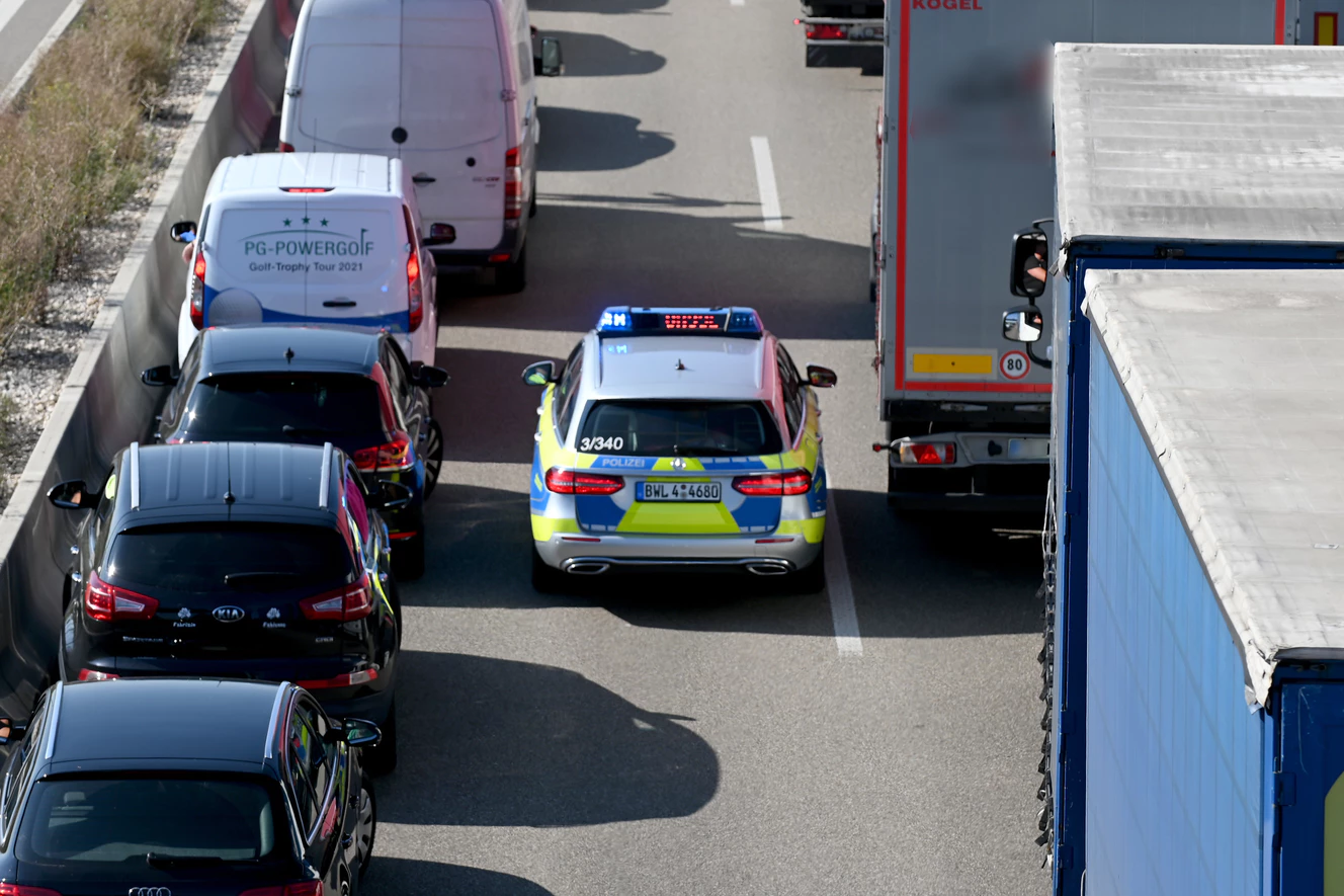 Autofahrer bilden keine Retttungsgasse — © Thomas Heckmann