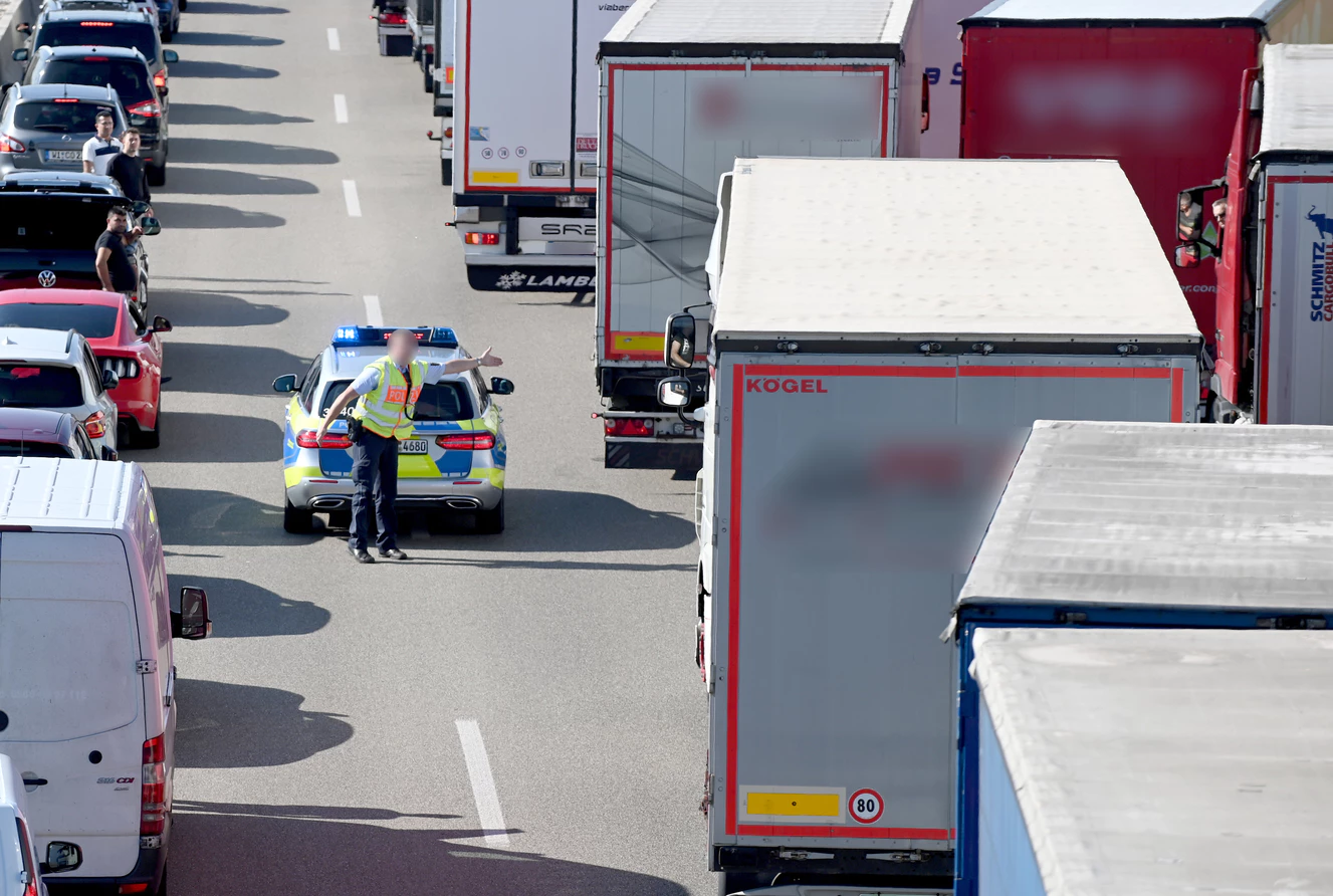 Autofahrer bilden keine Retttungsgasse — © Thomas Heckmann