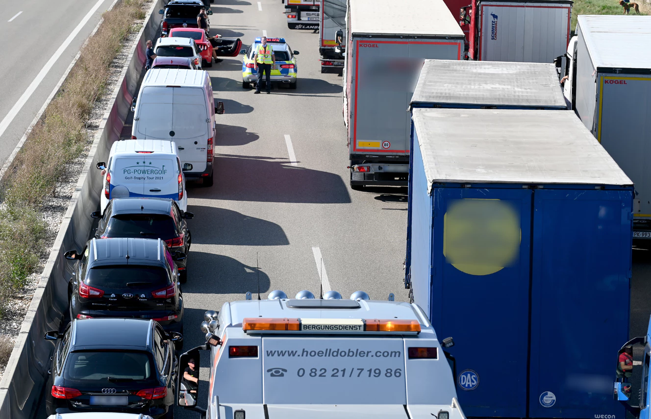 Autofahrer bilden keine Retttungsgasse — © Thomas Heckmann