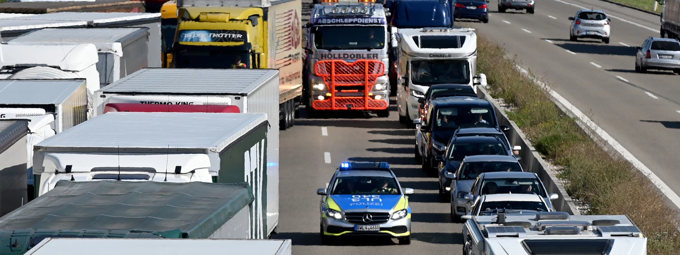 Autofahrer bilden keine Retttungsgasse — © Thomas Heckmann