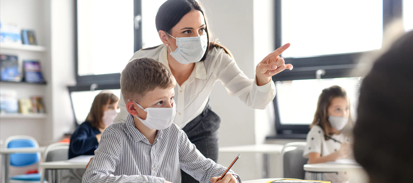 Ein Lehrer mit Maske 