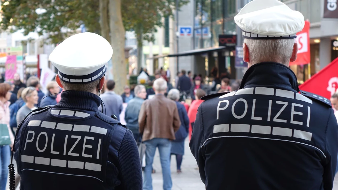 Zwei Polizisten in Ulm