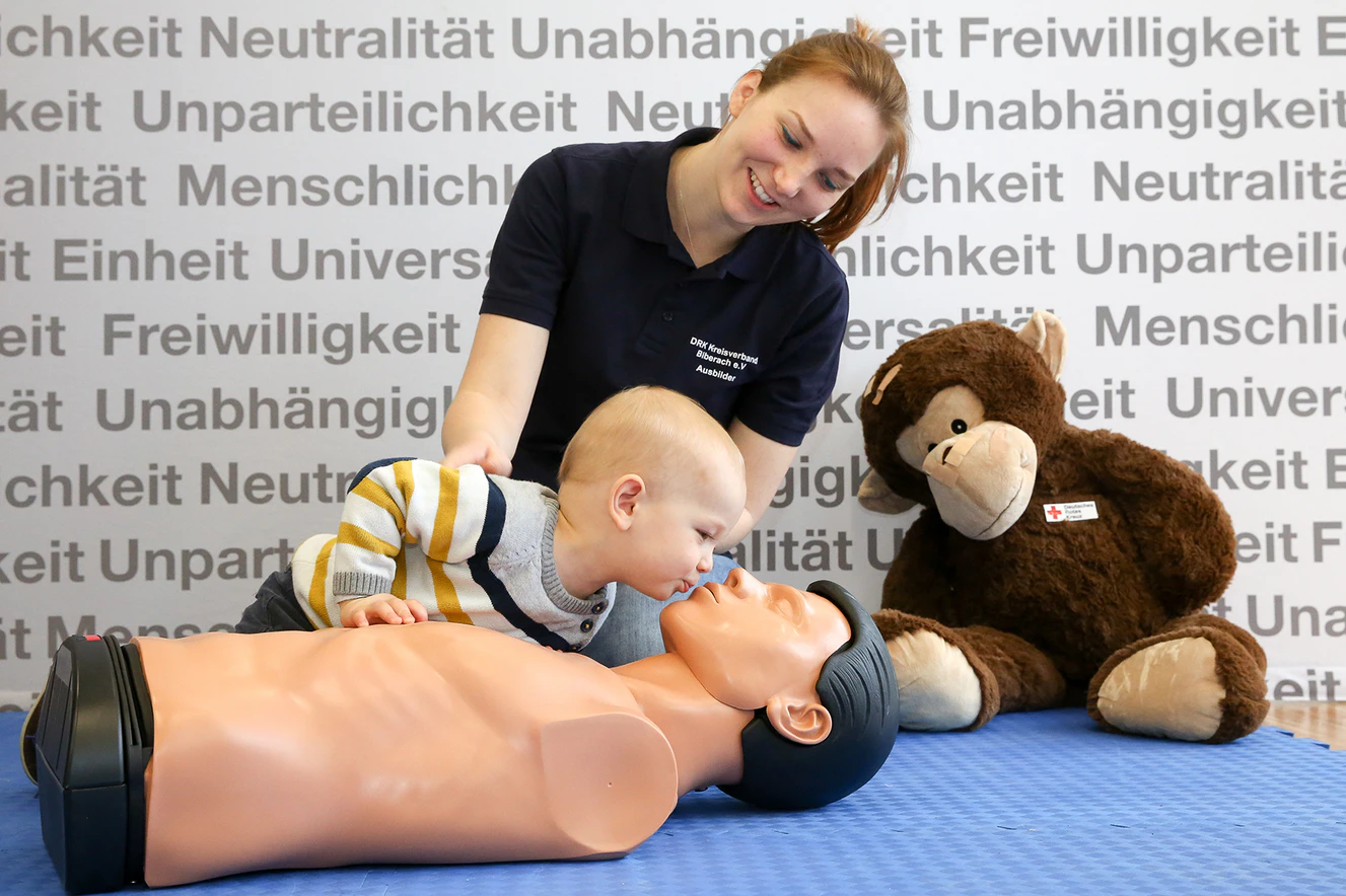 Erste Hilfe wird im Kurs an einer Puppe geleistet — © DRK/Thomas Warnack