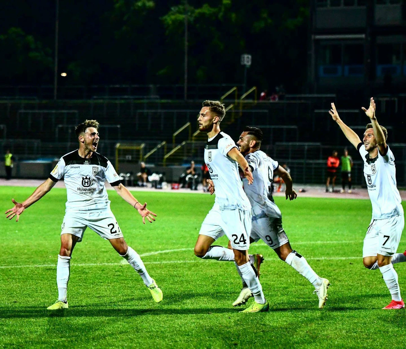 Spieler feiern nach dem Sieg — © Facebook / SSV Ulm 1846 Fußball