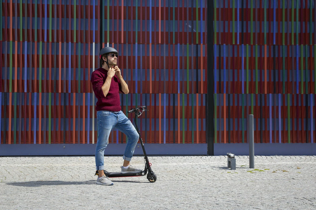Ein Mann auf einem E-Scooter