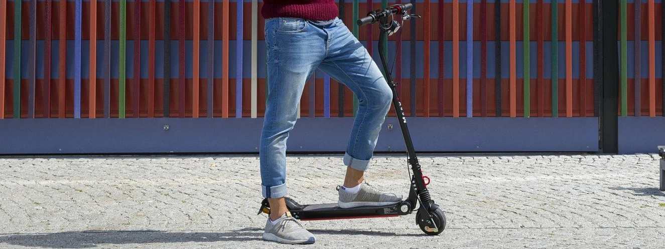 Ein Mann auf einem E-Scooter