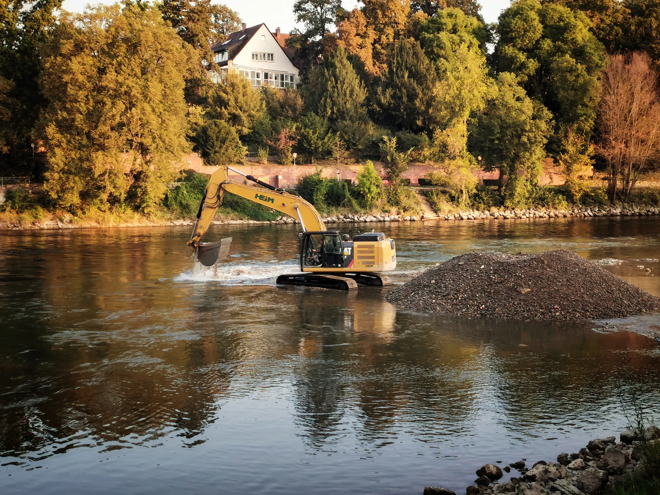 Ein Bagger baggert Kies aus der Donau