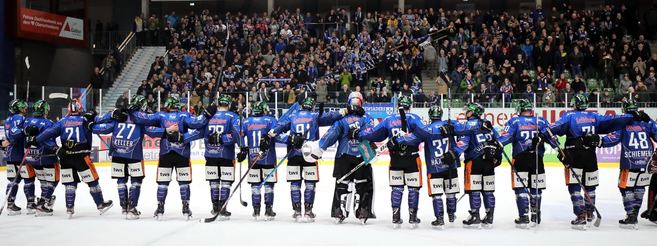Spieler und Fans der Eishockymannschaft aus Ravensburg