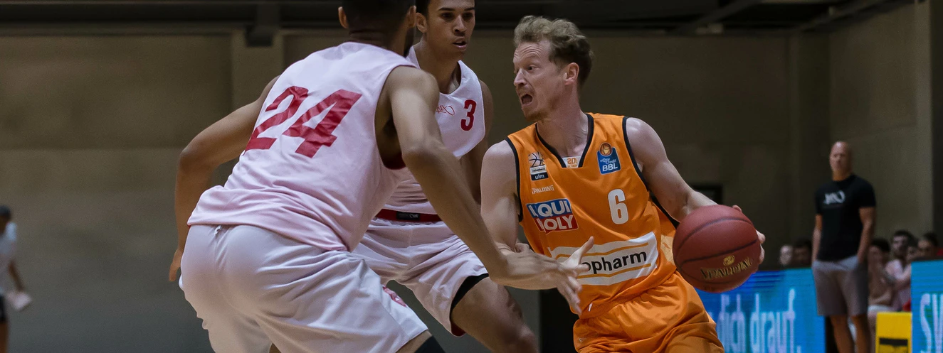 Per Günther spielt basketball — © Harry Langer