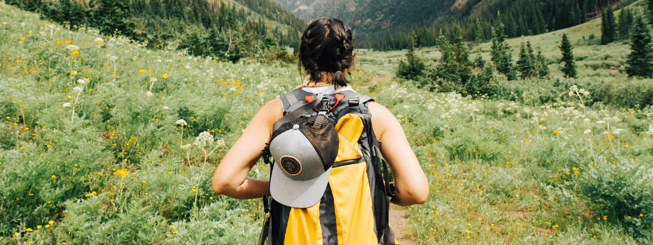 Eine Frau beim Wandern