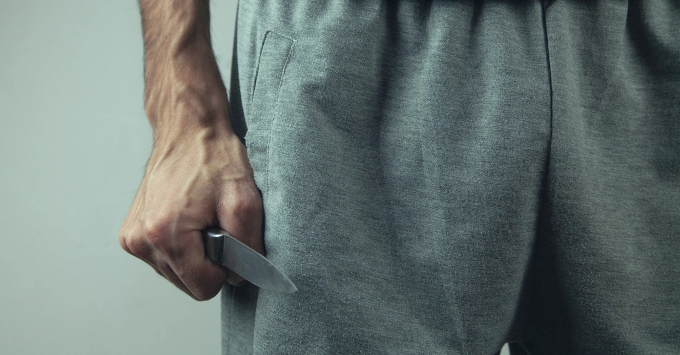 Ein Mann mit einem Messer in der Hand