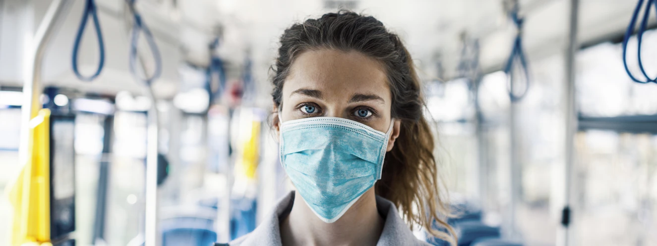 Menschen mit Masken im Alltag