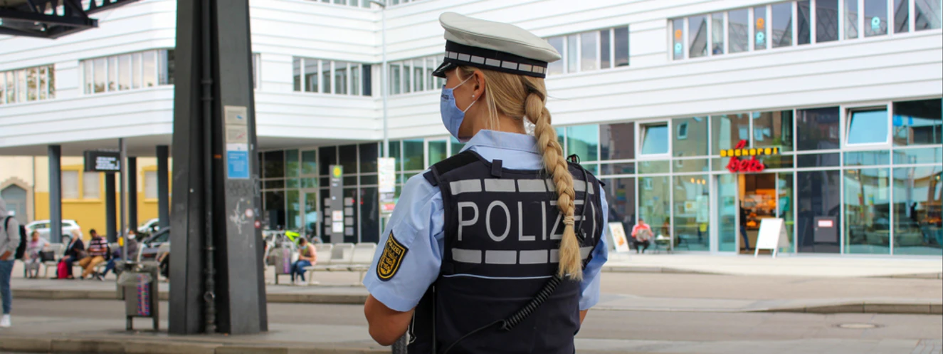 Polizeikontrolle zur Einhaltung der Maskenpflicht am Ehinger Tor