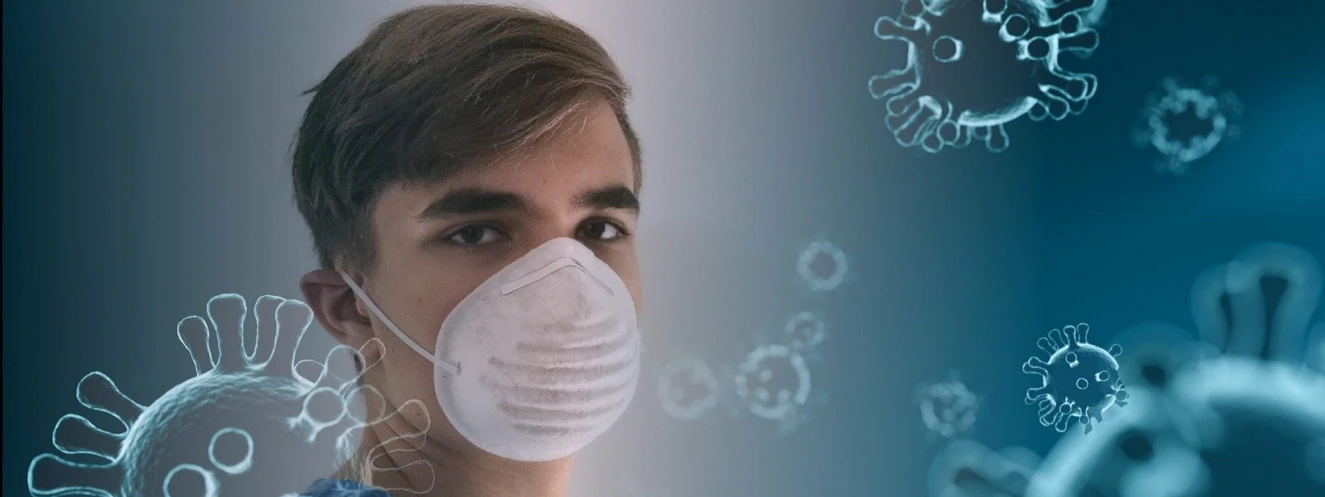 Ein Schüler mit Maske