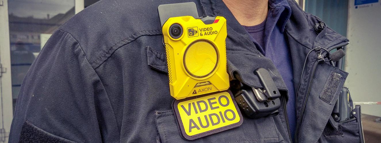 Polizei-Beamter in Uniform mit Body-Cam