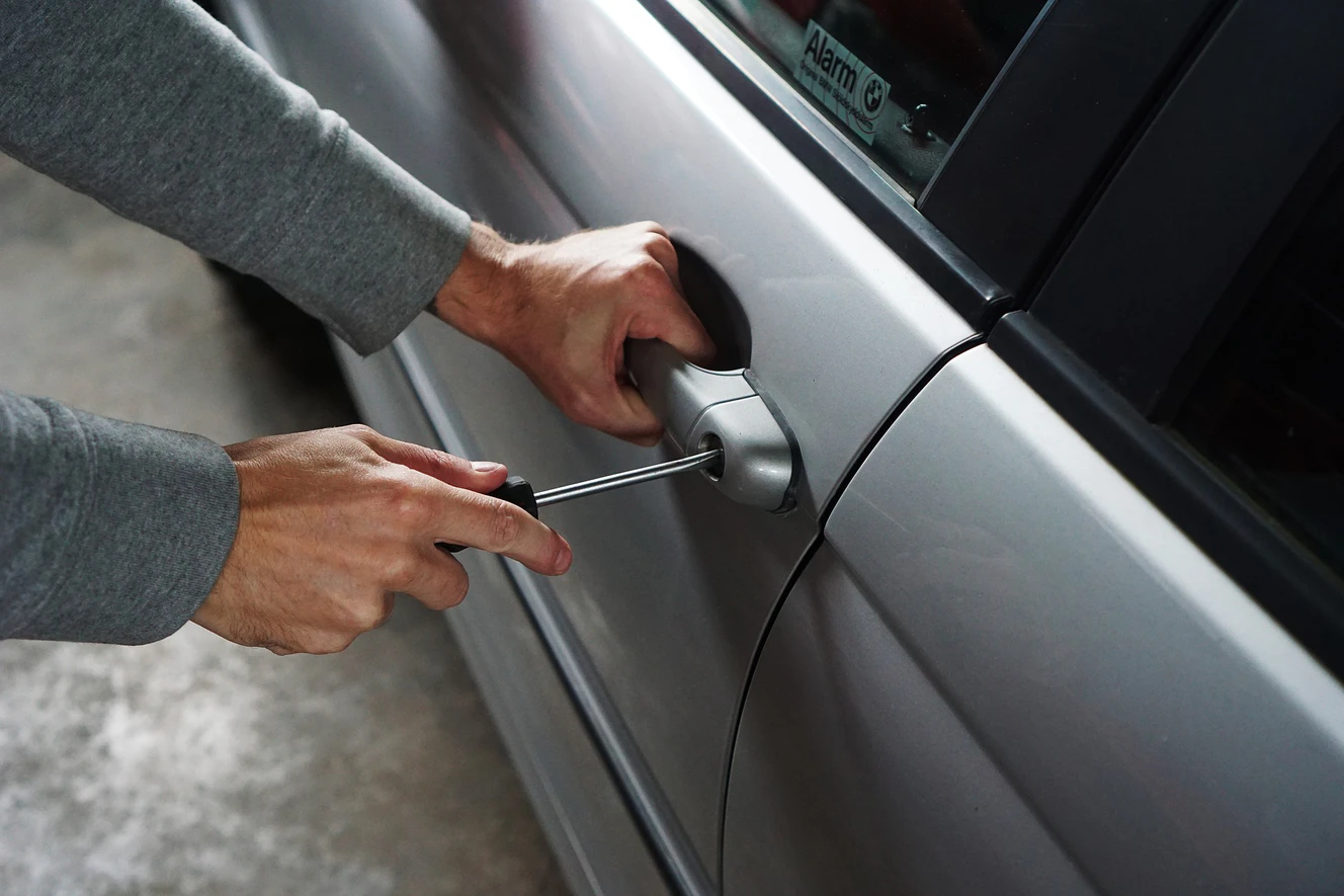 Autoknacker bricht Autotür auf