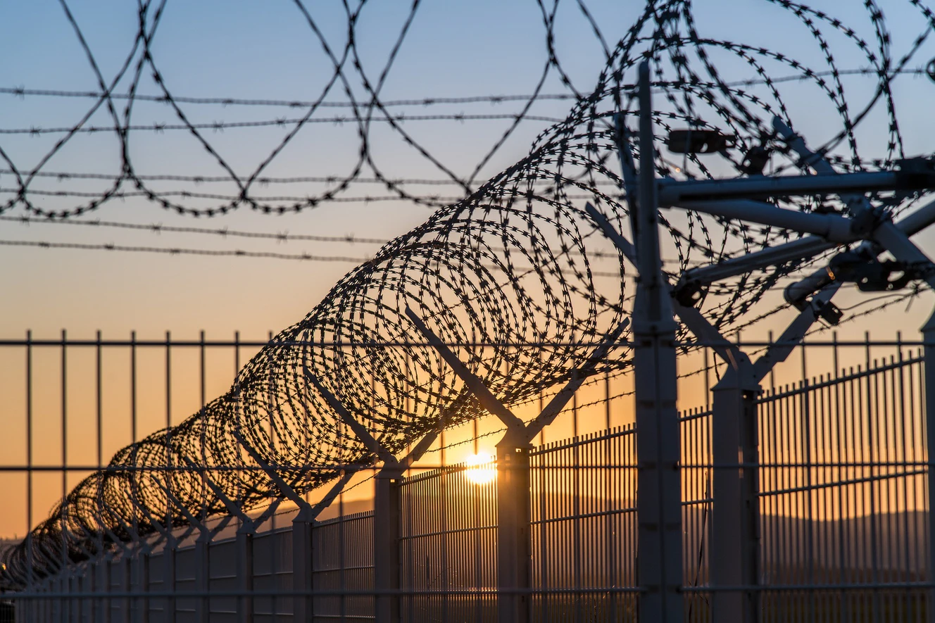 Stacheldrahtzaun Gefängnis