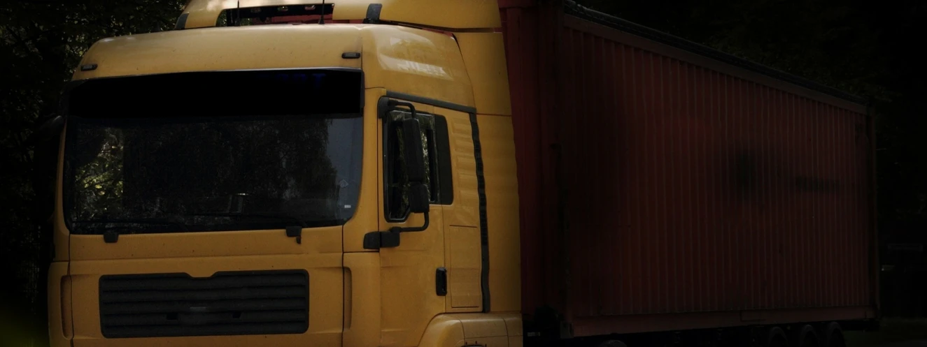 Lastwagen bei Nacht