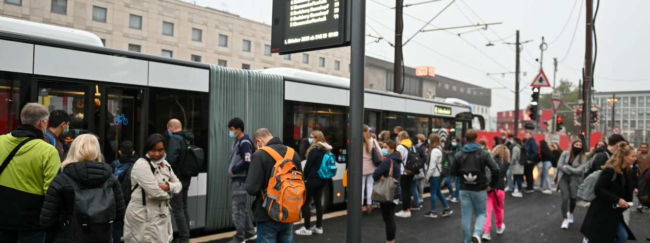 Schüler an der Bushaltestelle während des Warnstreiks im ÖPNV — © Thomas Heckmann
