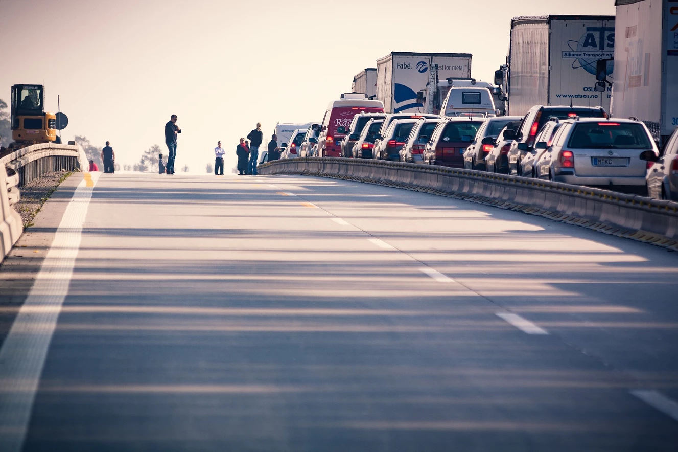 Gesperrte Straße mit wartenden Autos und Menschen — © Symbolbild