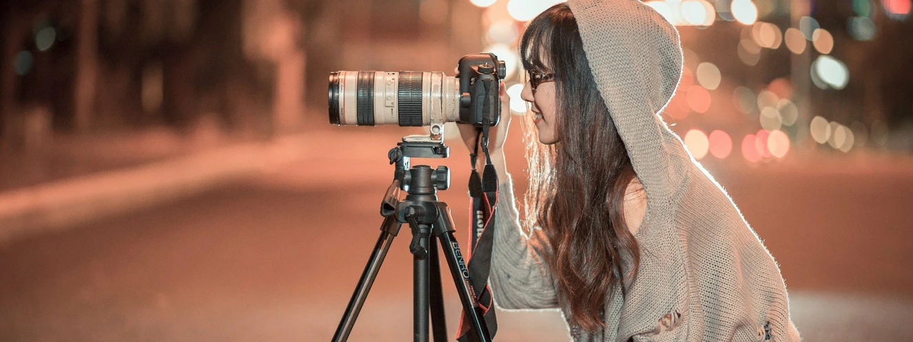 Eine junge Frau macht ein Foto auf der Straße