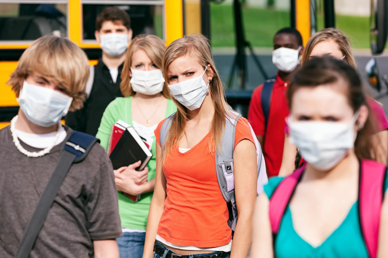 Menschen mit Masken