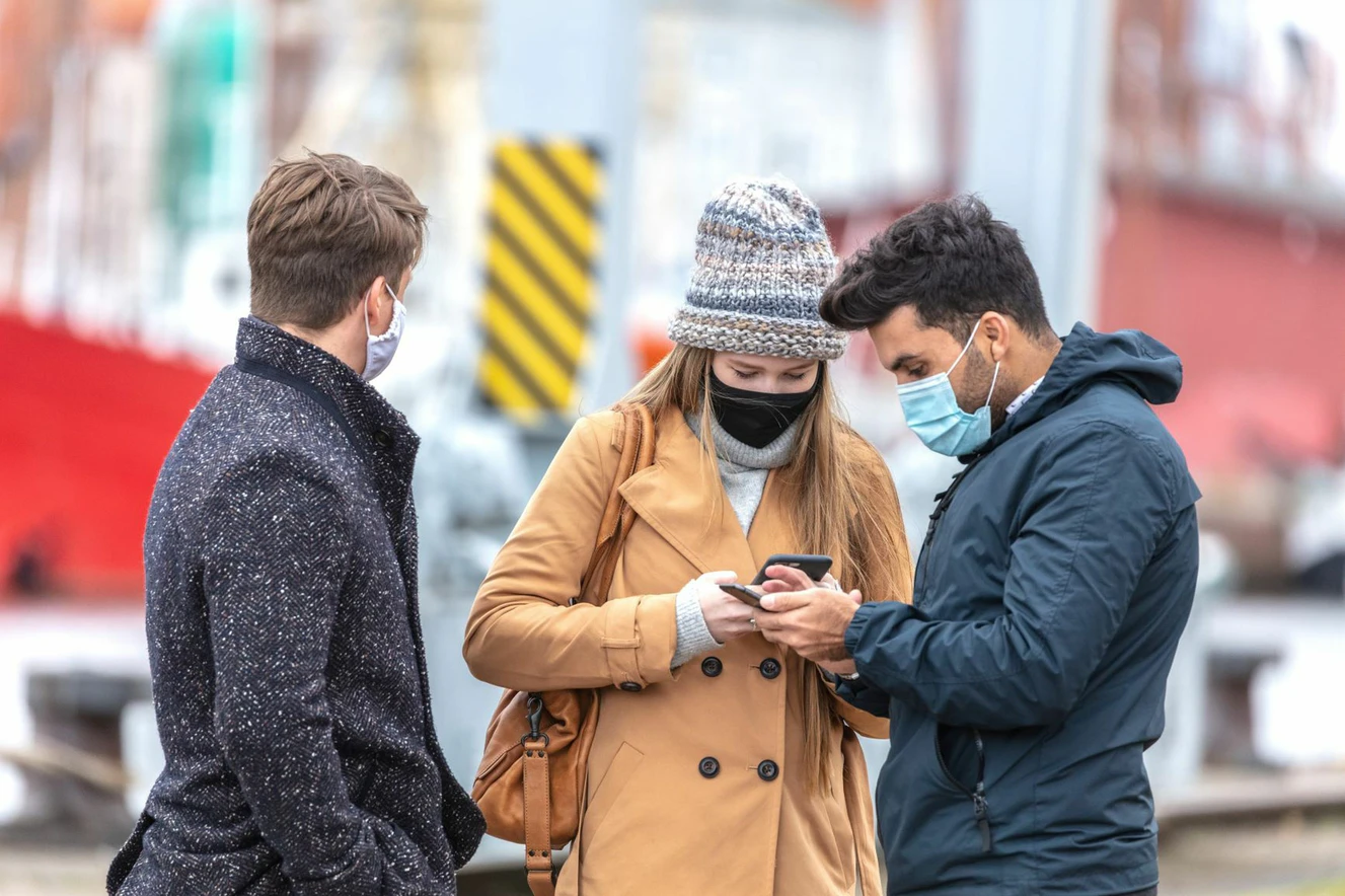 Menschen mit Masken